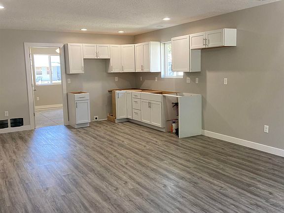 5th image of 2219 Hanford St