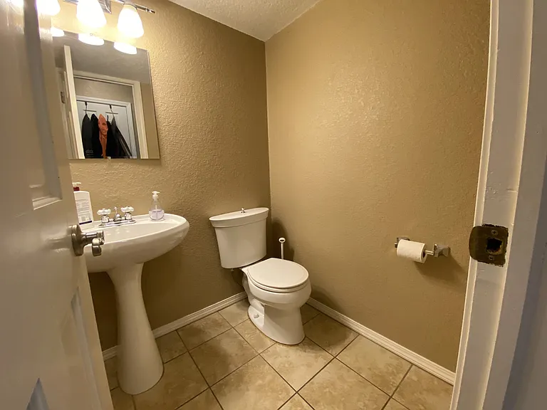 Guest 1/2 bath