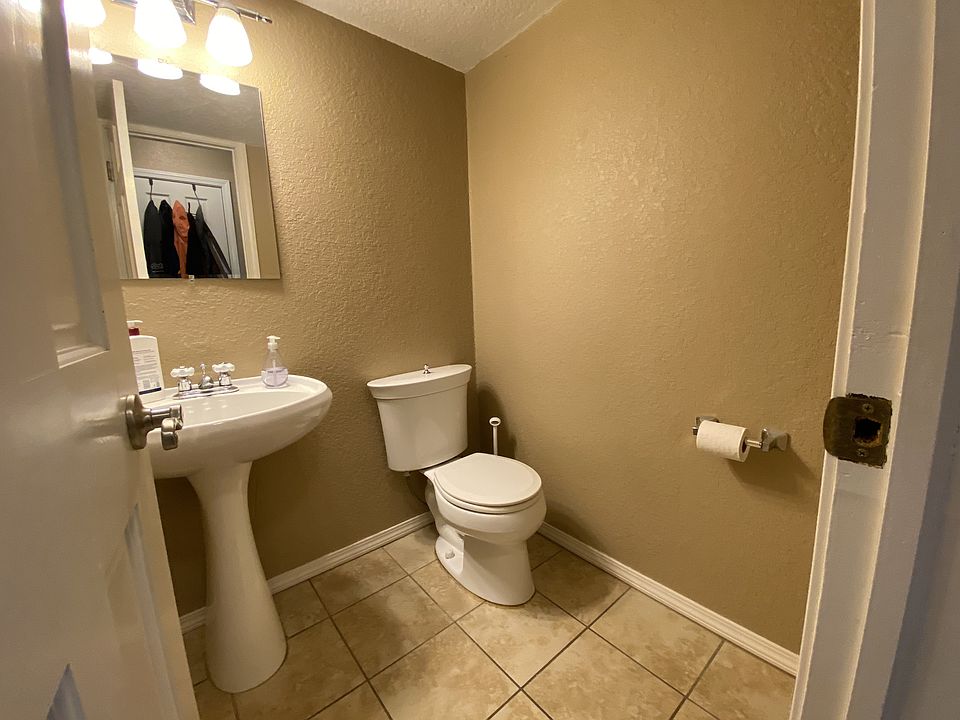 Guest 1/2 bath