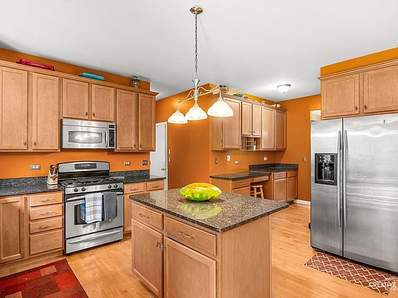 3rd image of 424 Camden Cir