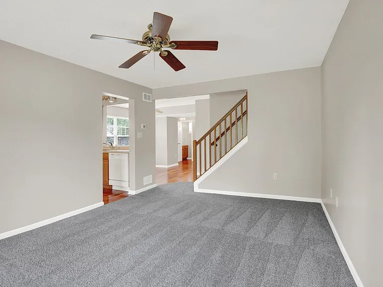 1556 Macintosh Way — Photo 2