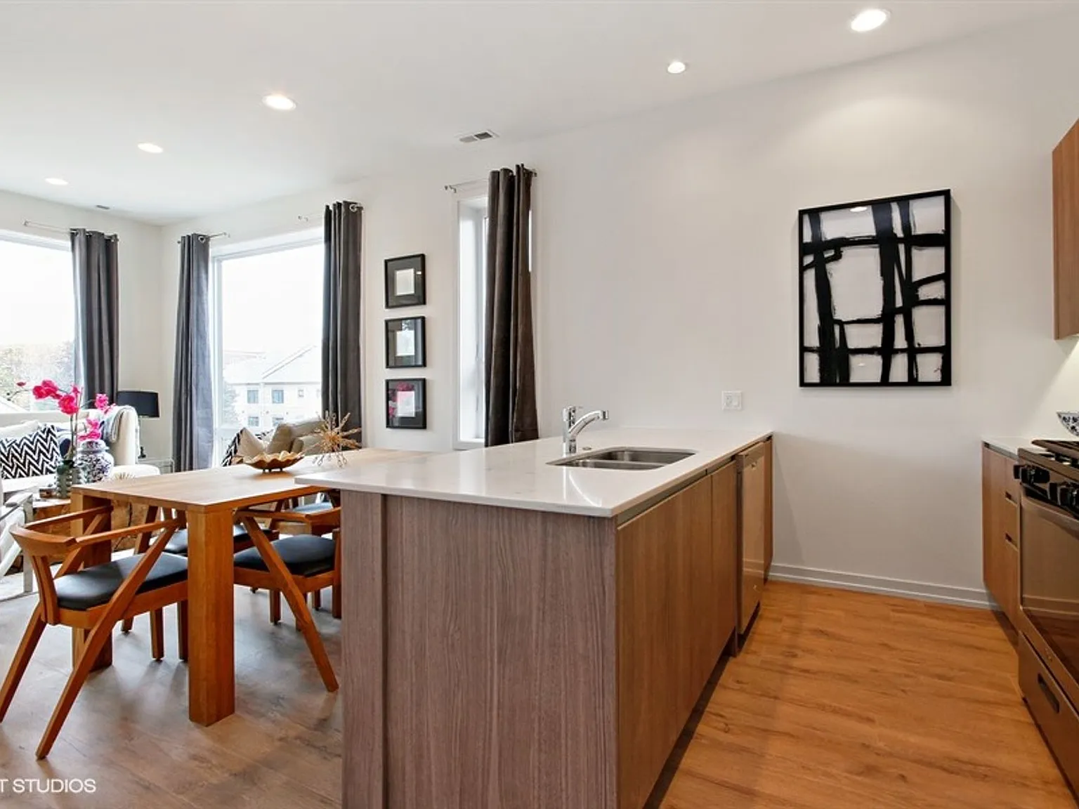 4111 N Narragansett — Photo 3