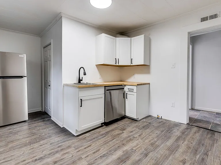 955 E Warrington - Fully Renovated Units in Pittsburgh's Coolest Neighborhood! — Photo 4