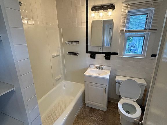 5th image of 46 Chestnut St APT 1