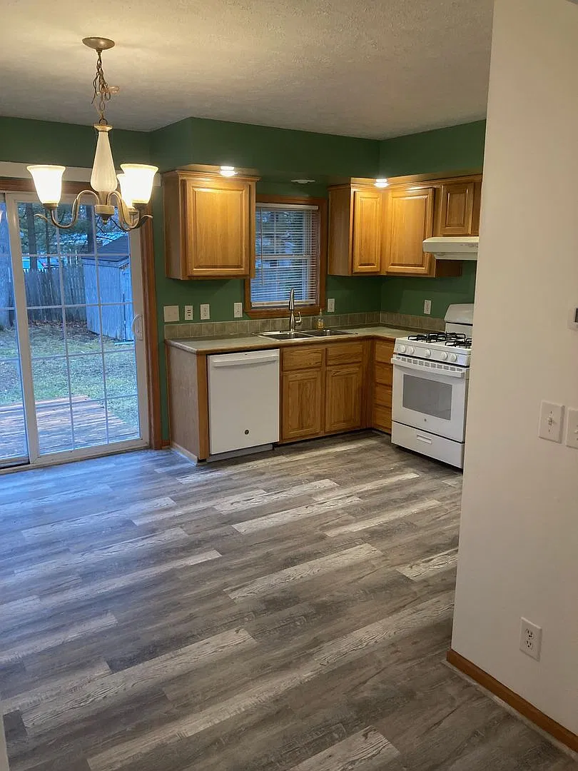 Newly Remodeled 2 Bedroom Duplex Unit — Photo 4