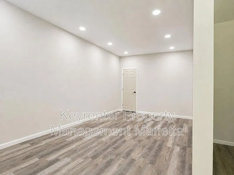 4 bed, 4.0 bath, 2527 sqft, $2,800 — Photo 4