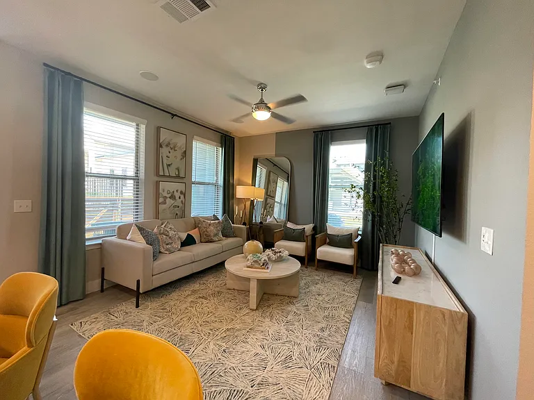 Commercial Loop — Photo 16