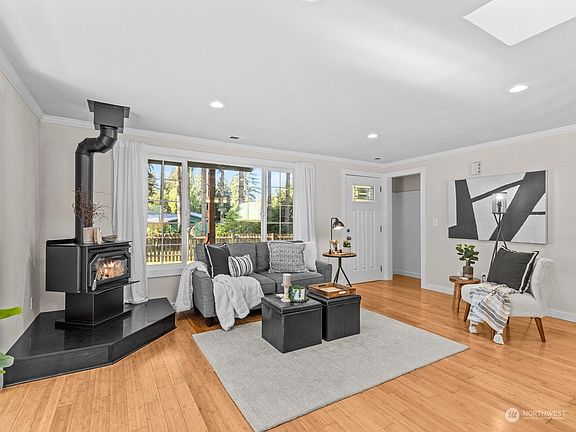 5th image of 9528 Woods Place