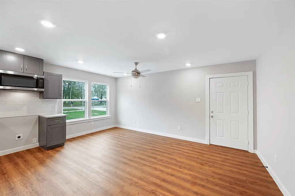 3 bed, 2.0 bath, 1150 sqft, $1,700 — Photo 4