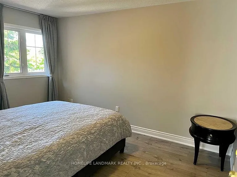 545 Menczel Cres #UPPER — Photo 16