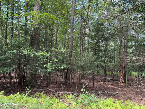 21 Oak Manor Dr, Milford, PA 18337