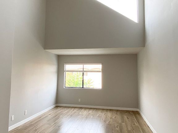 3rd image of 1823 Holmby Ave APT 305