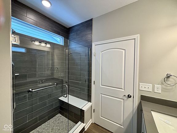 4th image of 806 Daisy St