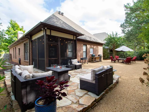 2347 Abbeyglen Cir, Hoover, AL 35226