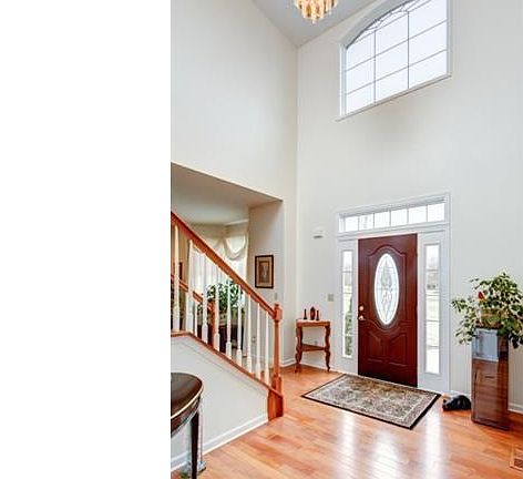 3rd image of 910 S Chinaberry Cir