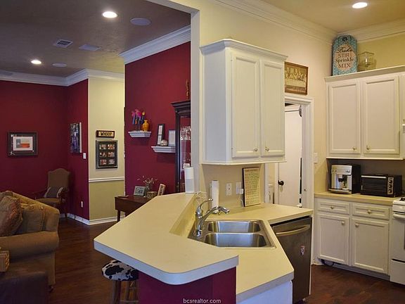 4th image of 224 Stuttgart Cir