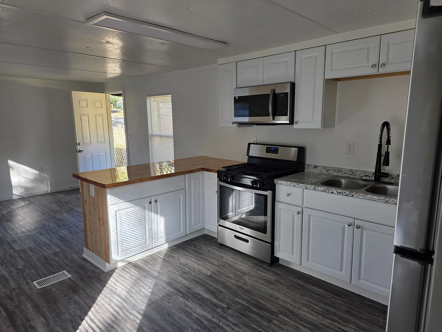 2 bed, 672 sqft, $975 — Photo 2