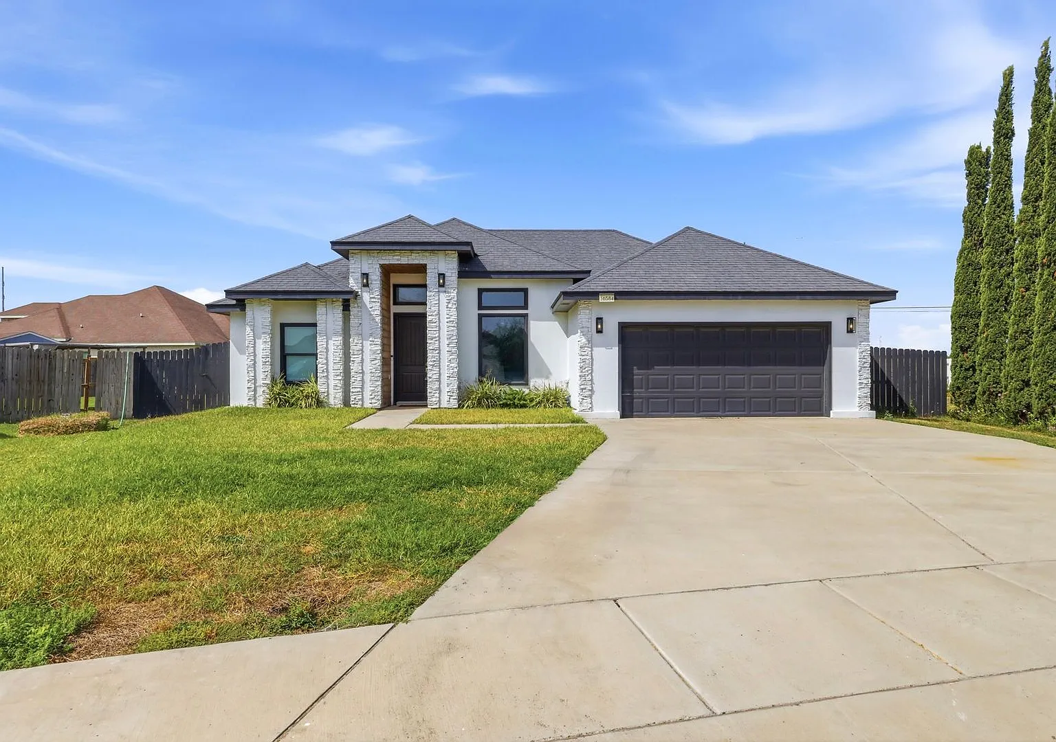 For Lease - Modern Comfort Meets Prime Location — Photo 1