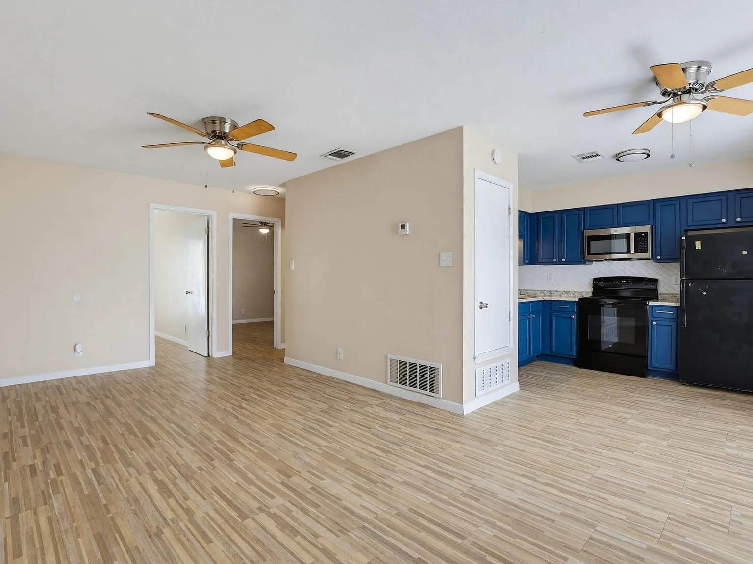 10537 Starcrest Drive - 10543 — Photo 4