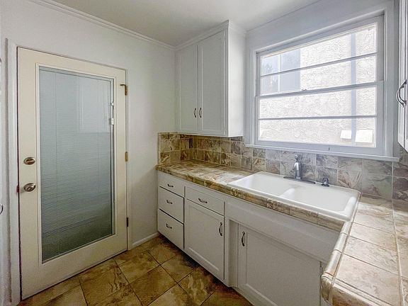 2nd image of 1017 16th St APT C