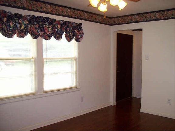 4th image of 2318 Moore St