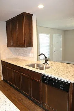 3 bed, 2.0 bath, 1090 sqft, $1,575 — Photo 3