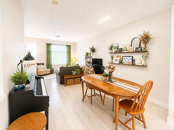 4th image of 20852 77a Ave #8