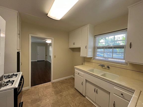 4th image of 447 S Parish Pl #447