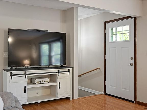 4th image of 6115 Larson Ave