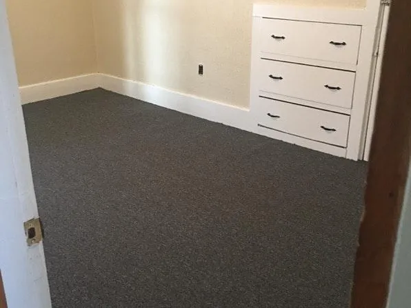 14 Dinsmore St, Skowhegan, ME 04976