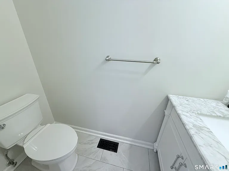 2289 Bedford St #D13 — Photo 22