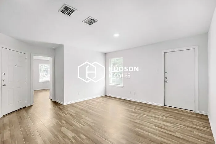 3 bed, 2.0 bath, 872 sqft, $1,049 — Photo 3