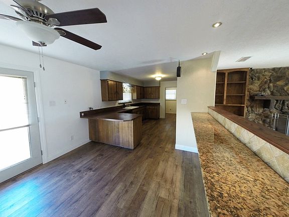 4th image of 324 Tucker Cir