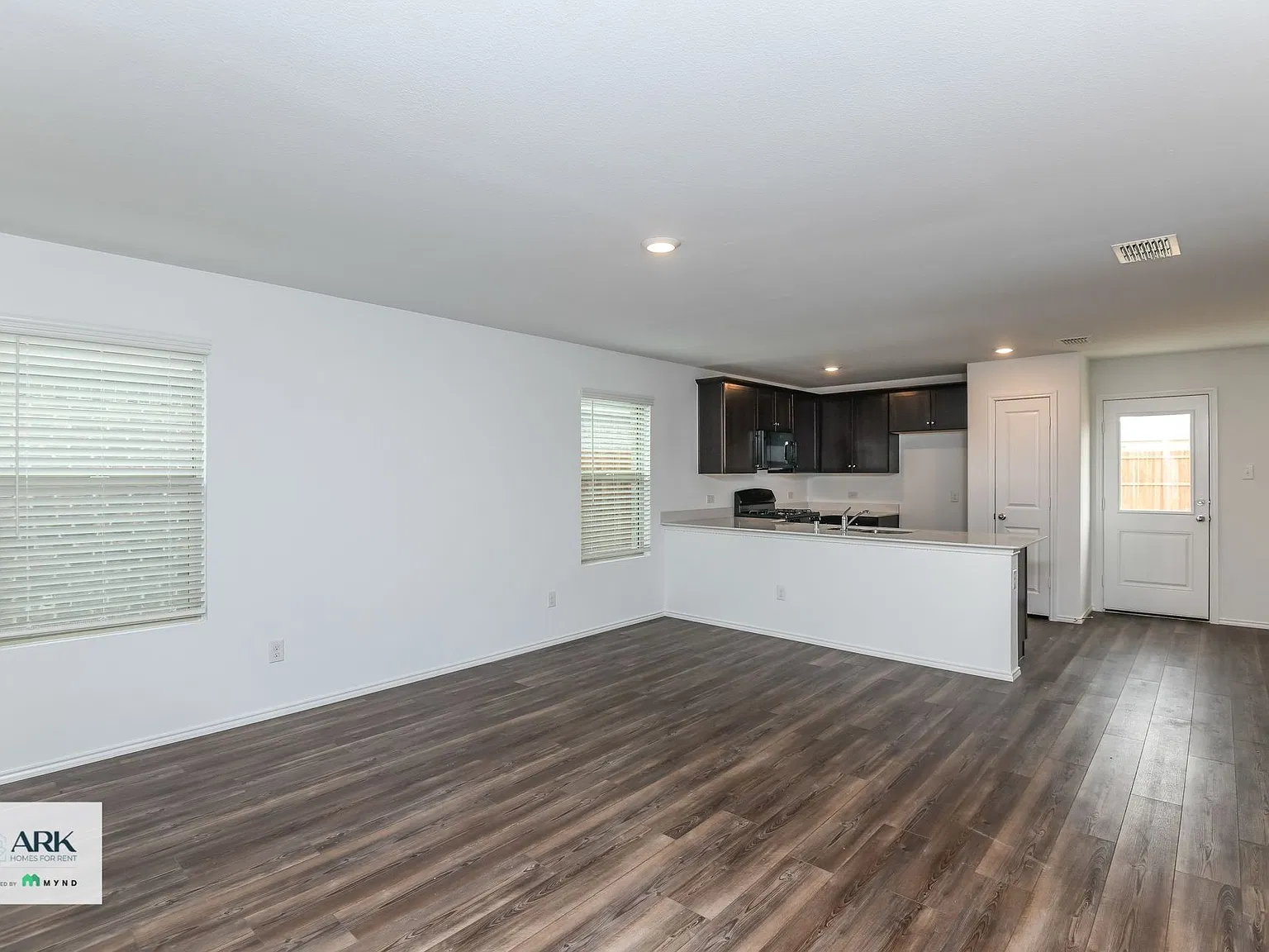 3 bed, 2.0 bath, 1302 sqft, $1,935 — Photo 3