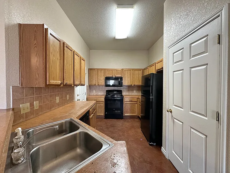 2103 Charleston Ct — Photo 6