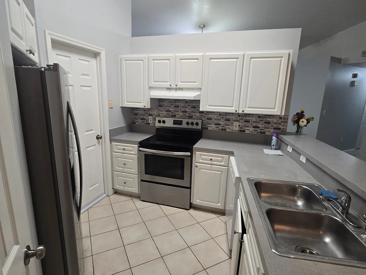 3 bed, 1269 sqft, $2,300 — Photo 2