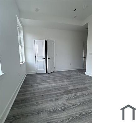 3rd image of 3861 Fairmount Ave #2