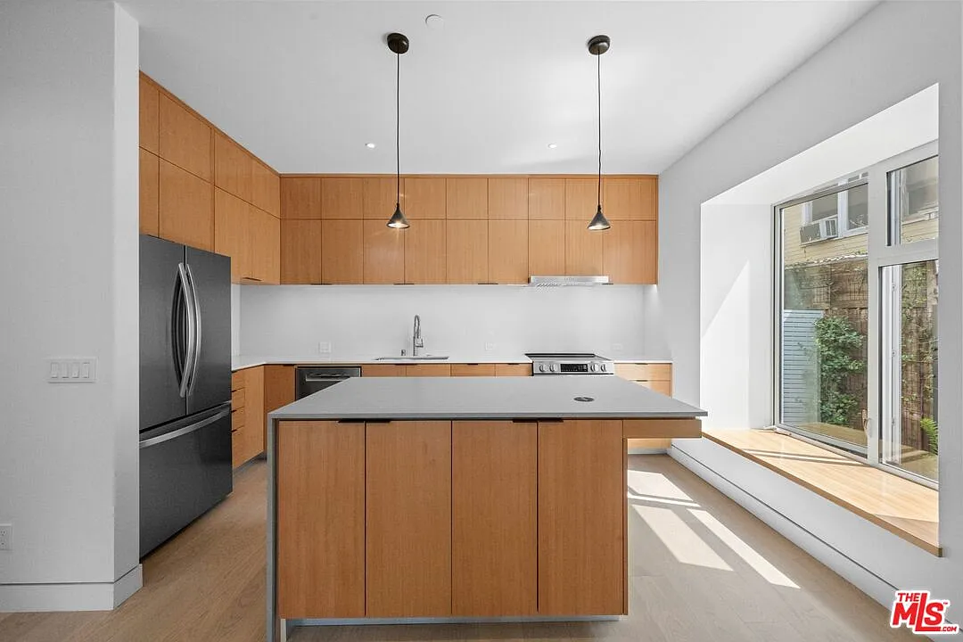 3 bed, 3.0 bath, 1442 sqft, $6,900 — Photo 2