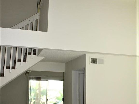 4th image of 837 Carro Dr APT 6
