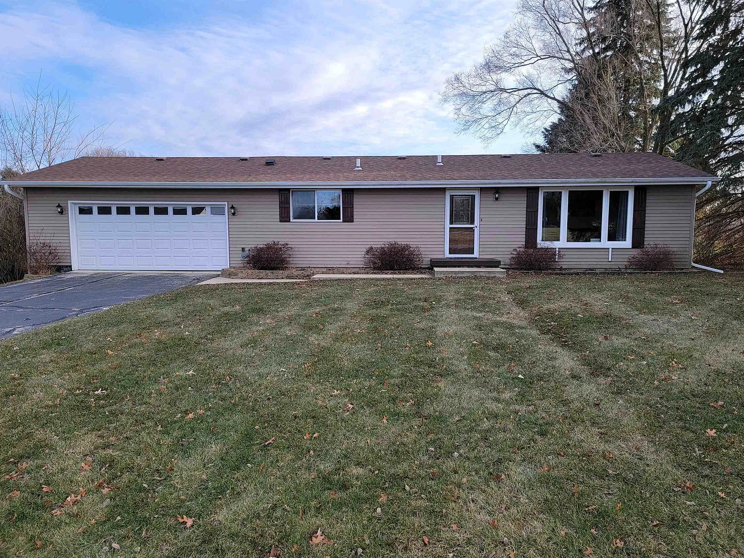1652 Edgewood Dr photo 1