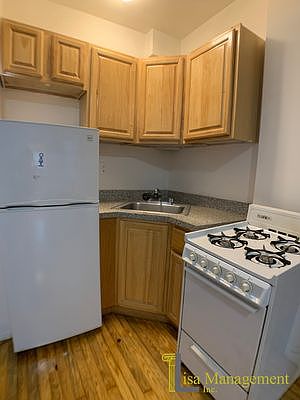 3rd image of 426 W 48th St APT 3RE
