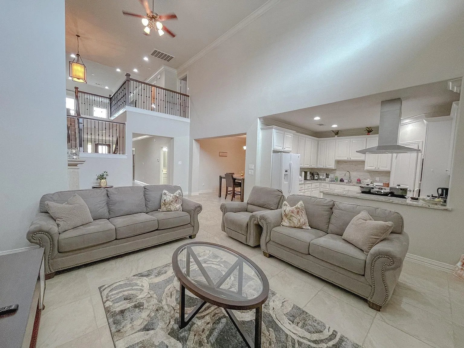 3 bed, 2.5 bath, 2823 sqft, $4,300 — Photo 3