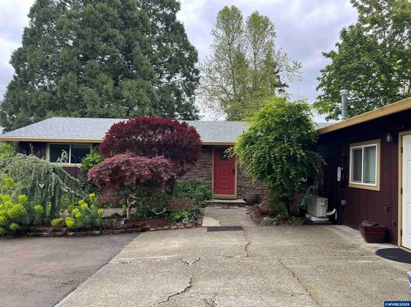 1055 E Main St, Silverton, OR 97381