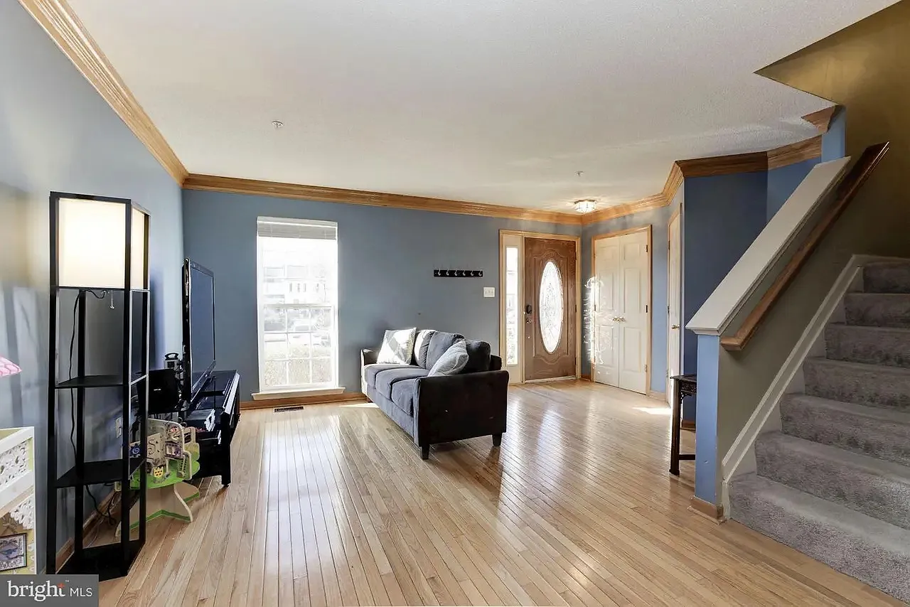 3 bed, 3.5 bath, 2480 sqft, $2,850 — Photo 2