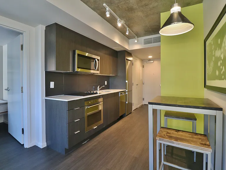 105 Champagne Ave S — Photo 85