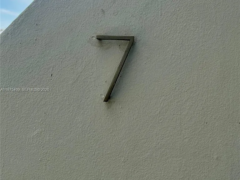 881 Ocean Dr — Photo 36