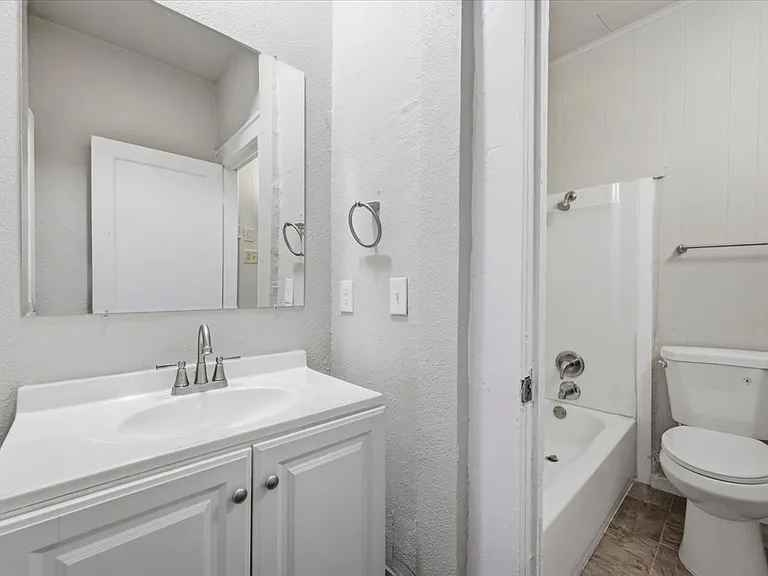 711 Brown St #B — Photo 10