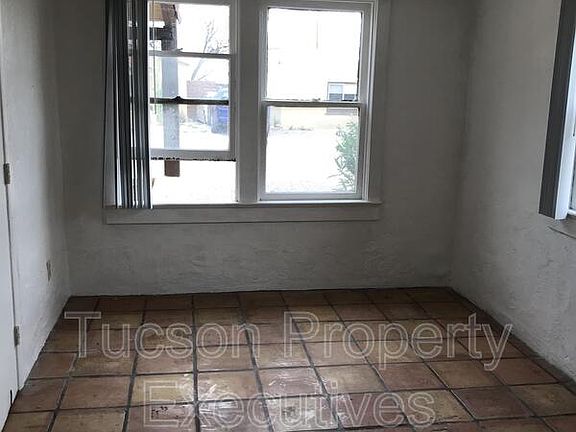 5th image of 2632 N Stone Ave APT 2