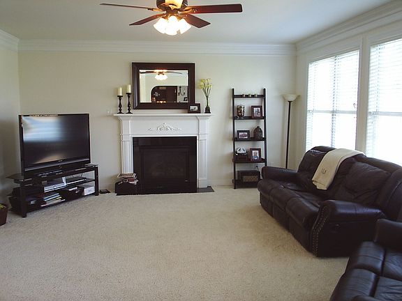Family Room-upgraded cpt, gas fp