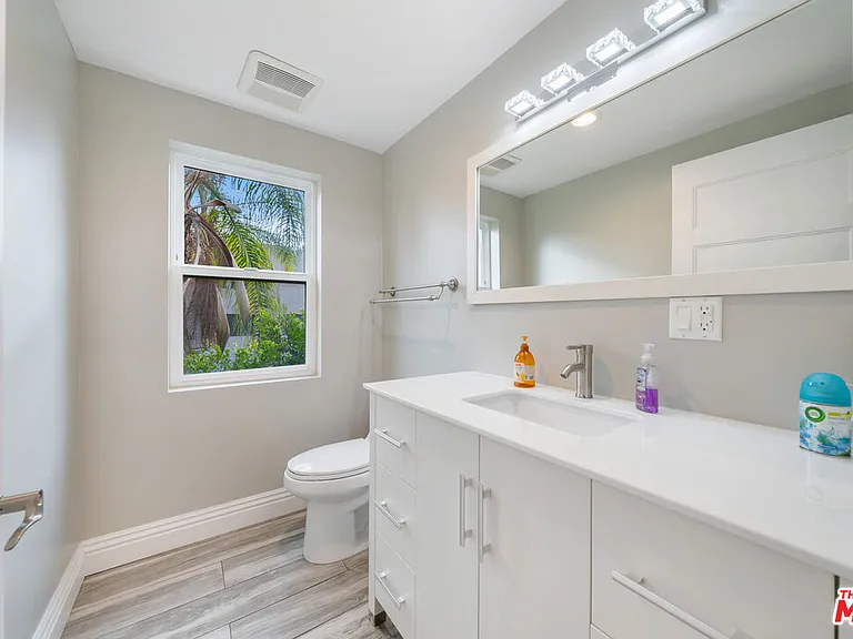 1357 Seward St — Photo 16